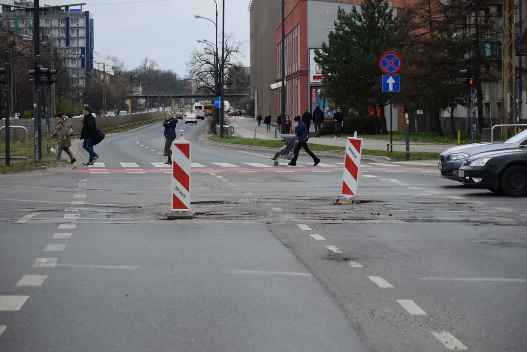 Niebezpieczne skrzyżowanie na alei Politechniki. Utrudnienia na środku drogi [zdjęcia] - Zdjęcie główne