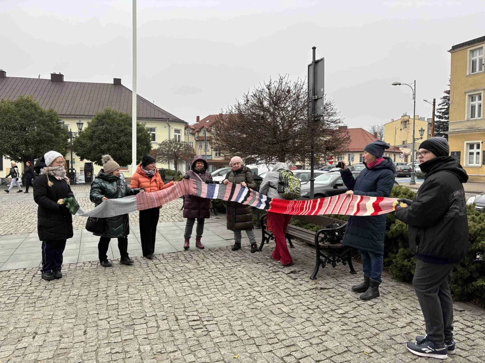 Pomnik w centrum miasta udekorowany przez grupę „Zamontanki”