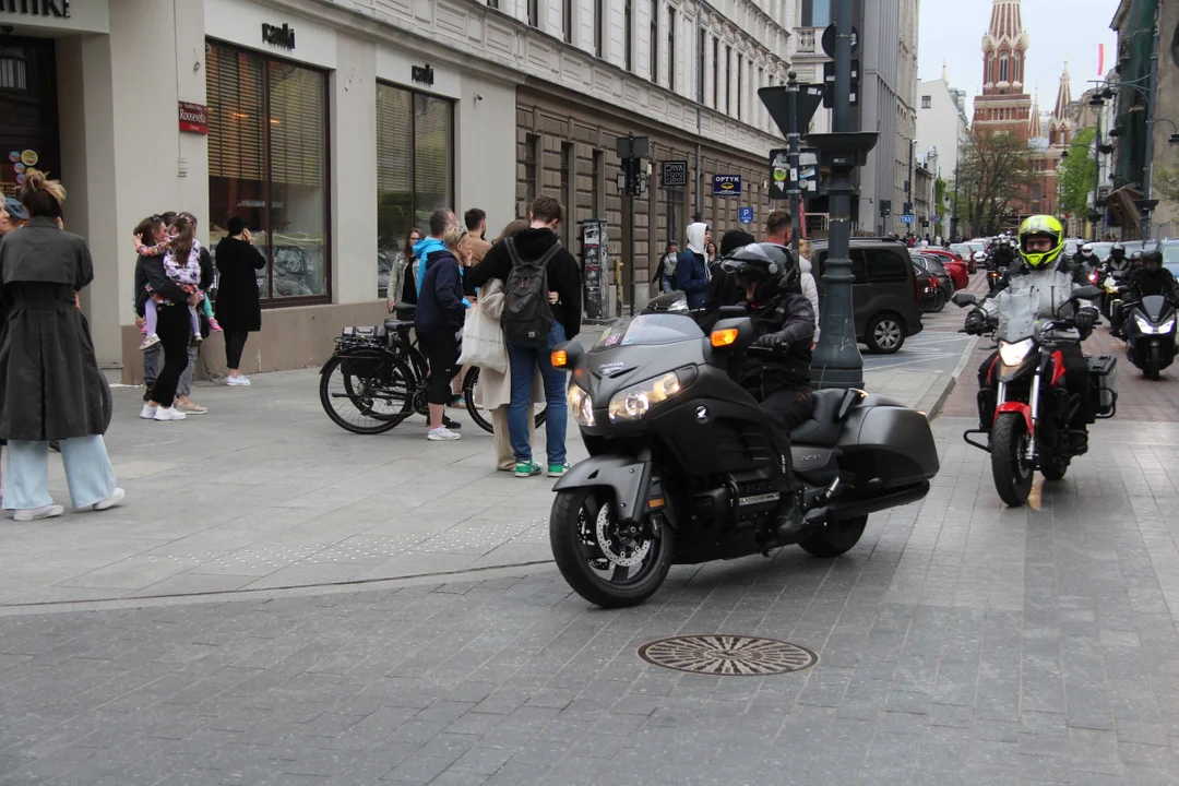 Wielka parada motocyklowa na ulicy Piotrkowskiej w Łodzi