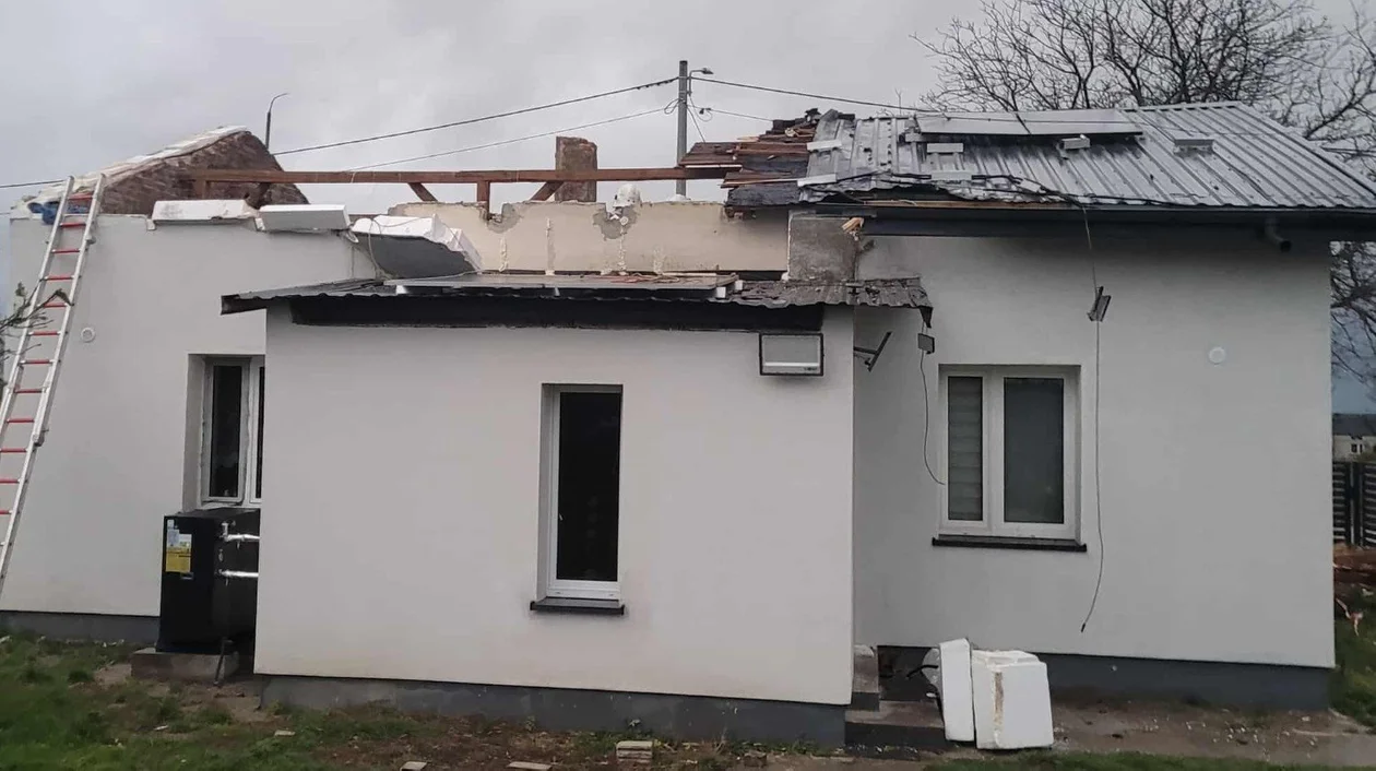 Dramat rodziny z naszego powiatu. Przez wichurę stracili dach nad głową