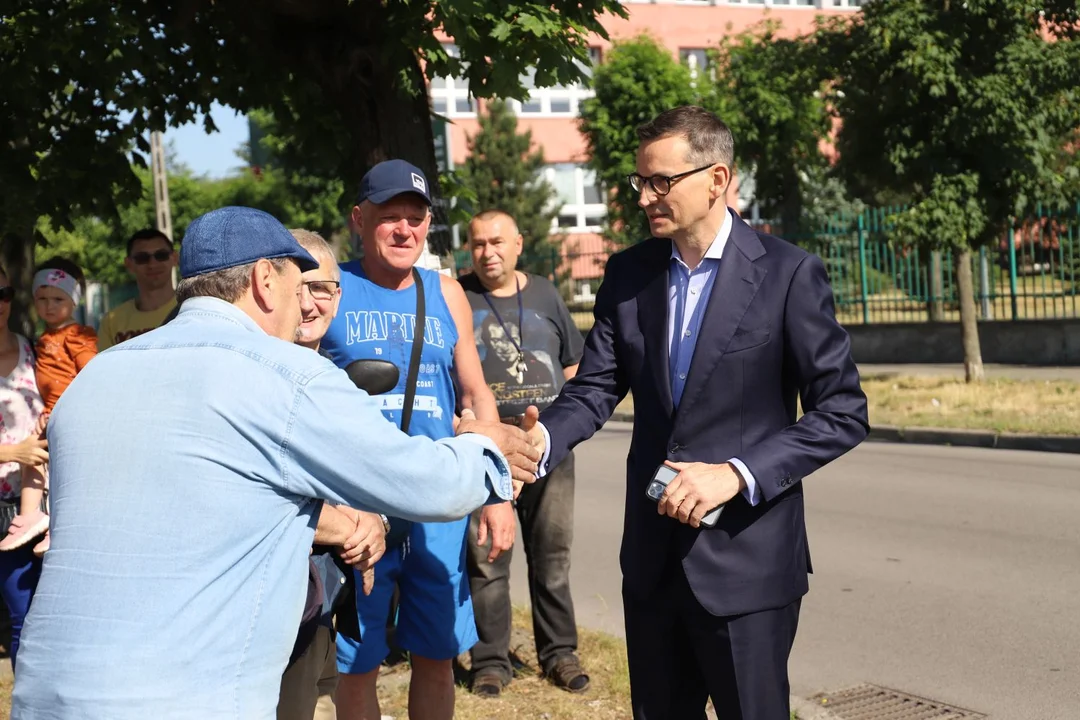 Mateusz Morawiecki na targu w Kutnie. Wielu mieszkańców na spotkaniu [ZDJĘCIA] - Zdjęcie główne