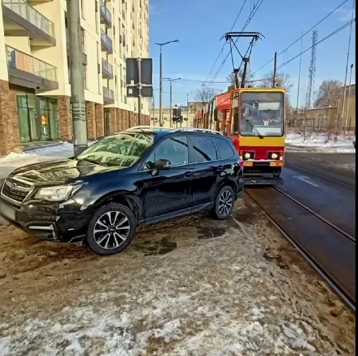 Nieprawidłowo zaparkowane samochody - tramwaje mają problem z przejazdem