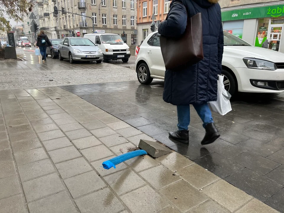 Jak dojść do Żabki i nie wybić sobie zębów? W Łodzi nie jest to proste!