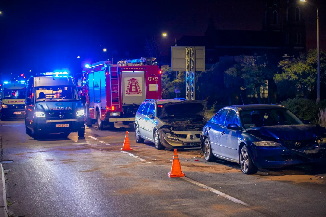 Zderzenie kilku aut blisko centrum. Droga całkowicie zablokowana! (ZDJĘCIA) - Zdjęcie główne