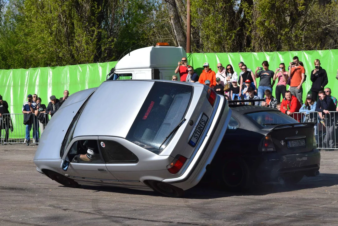 Giganty na czterech kołach zrobiły duże show! Widowiskowy pokaz monster trucków