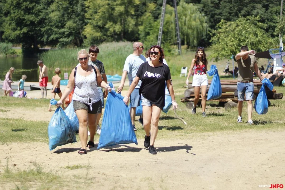 Wielkie sprzątanie Dybanki. Wśród wolontariuszy pani burmistrz! [ZDJĘCIA] - Zdjęcie główne