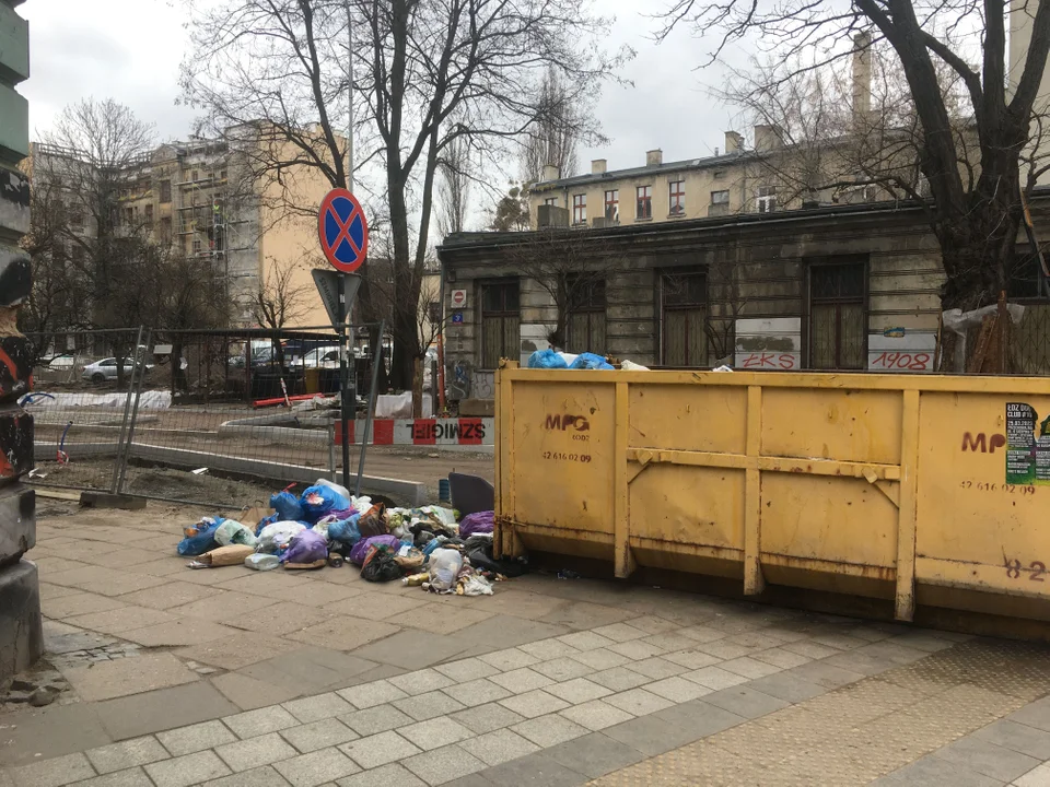 Śmierdzący problem na ulicy Mielczarskiego. Ulica tonie w śmieciach.