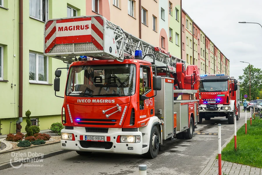 Pożar w mieszkaniu na Dolnośląskim. Przed blokiem pojawiły się trzy zastępy straży [FOTO] - Zdjęcie główne