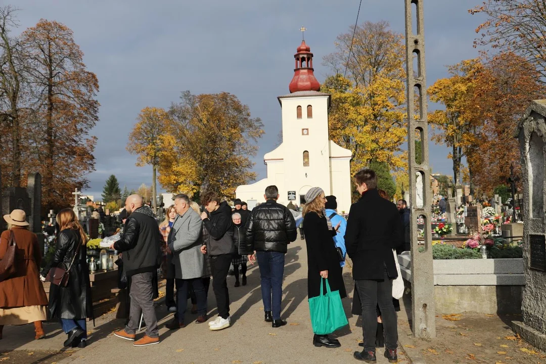 Wszystkich Świętych. Tłumy odwiedzają kutnowski cmentarz [ZDJĘCIA] - Zdjęcie główne