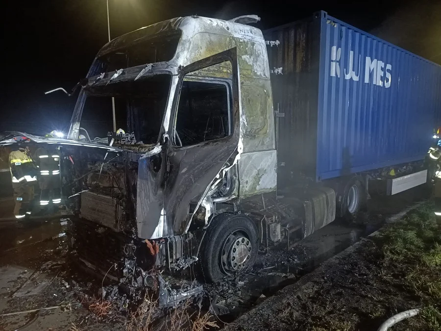 Ciężarówka spłonęła na autostradzie A1. Na miejscu trzy zastępy strażaków [FOTO] - Zdjęcie główne