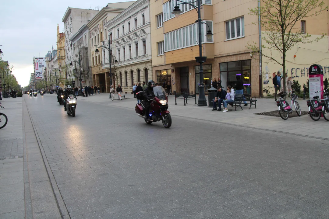 Wielka parada motocyklowa na ulicy Piotrkowskiej w Łodzi