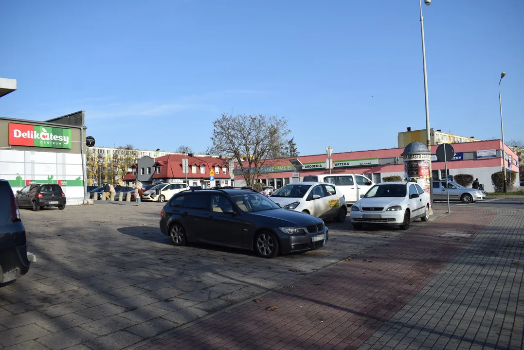 Nie wolno parkować na „parkingu” przy Sezamie w Zgierzu. „Tu najszybciej można znaleźć miejsce” - Zdjęcie główne