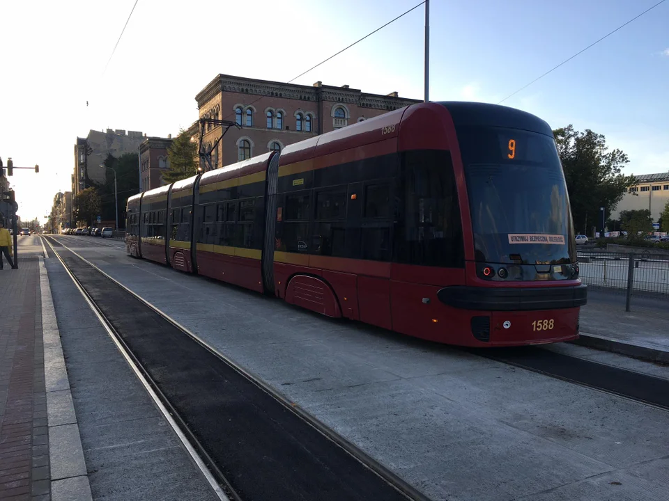 Koniec remontu pasa autobusowo-tramwajowego na pl. Dąbrowskiego w Łodzi