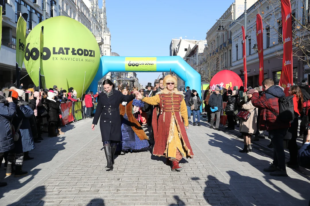 Polonez dla Łodzi. Maturzyści zatańczyli na Piotrkowskiej