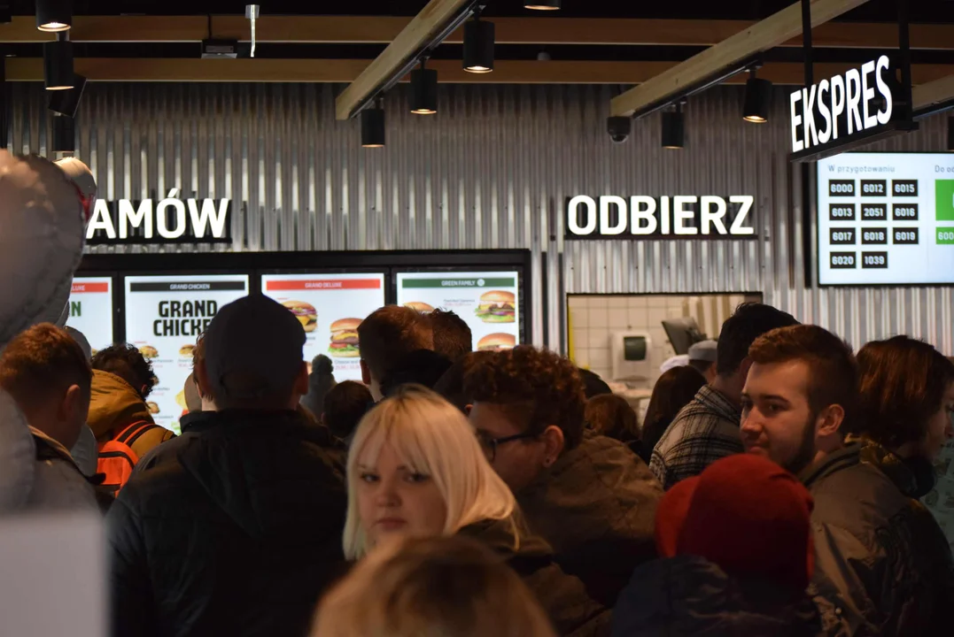 Tłumy łodzian na otwarciu restauracji MAX Premium Burgers. Tego jeszcze w Łodzi nie było [ZOBACZ ZDJĘCIA]