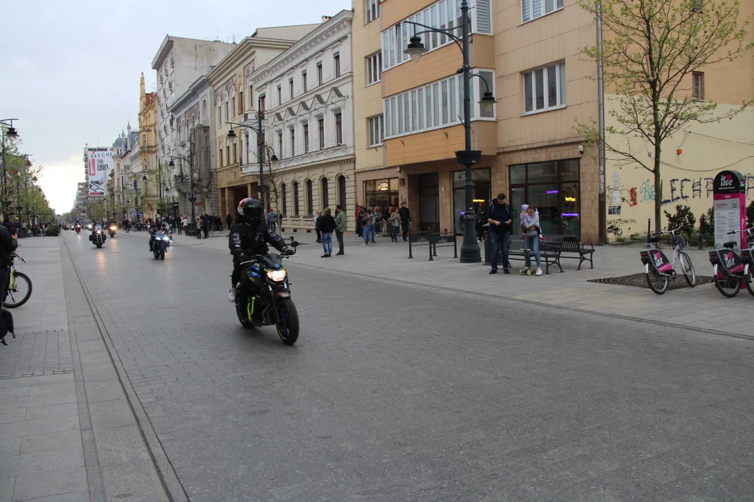 Wielka parada motocyklowa na ulicy Piotrkowskiej w Łodzi