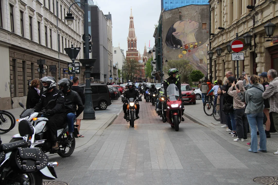 Wielka parada motocyklowa na ulicy Piotrkowskiej w Łodzi