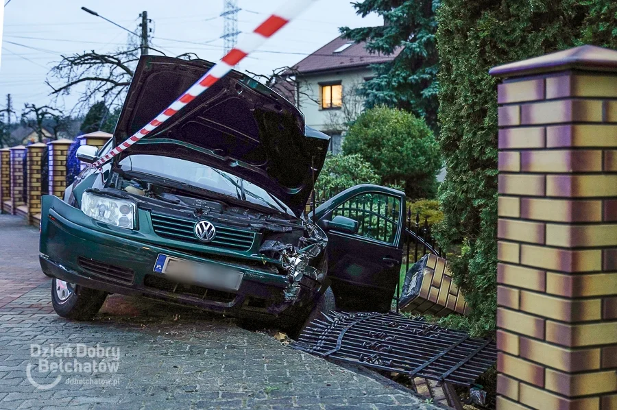 Osobówka wypadła z drogi na ulicy Czaplinieckiej. Volkswagen staranował ogrodzenie  [FOTO] - Zdjęcie główne