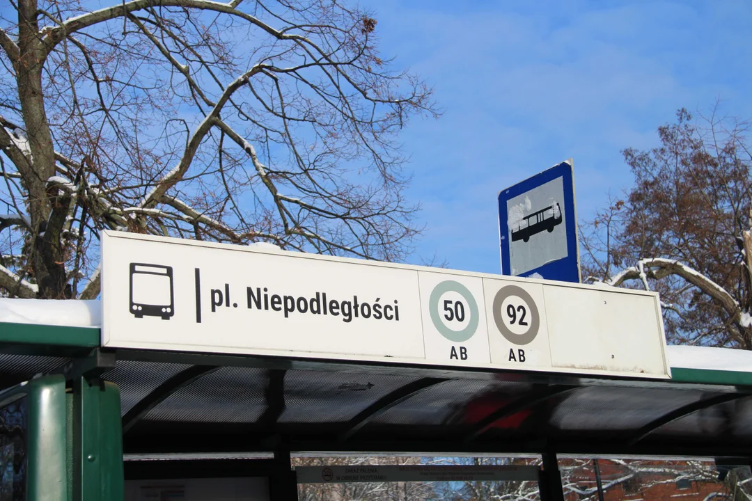 Przystanek Piotrkowska - plac Niepodległości w Łodzi i pętla autobusowa