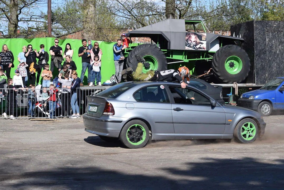 Giganty na czterech kołach zrobiły duże show! Widowiskowy pokaz monster trucków