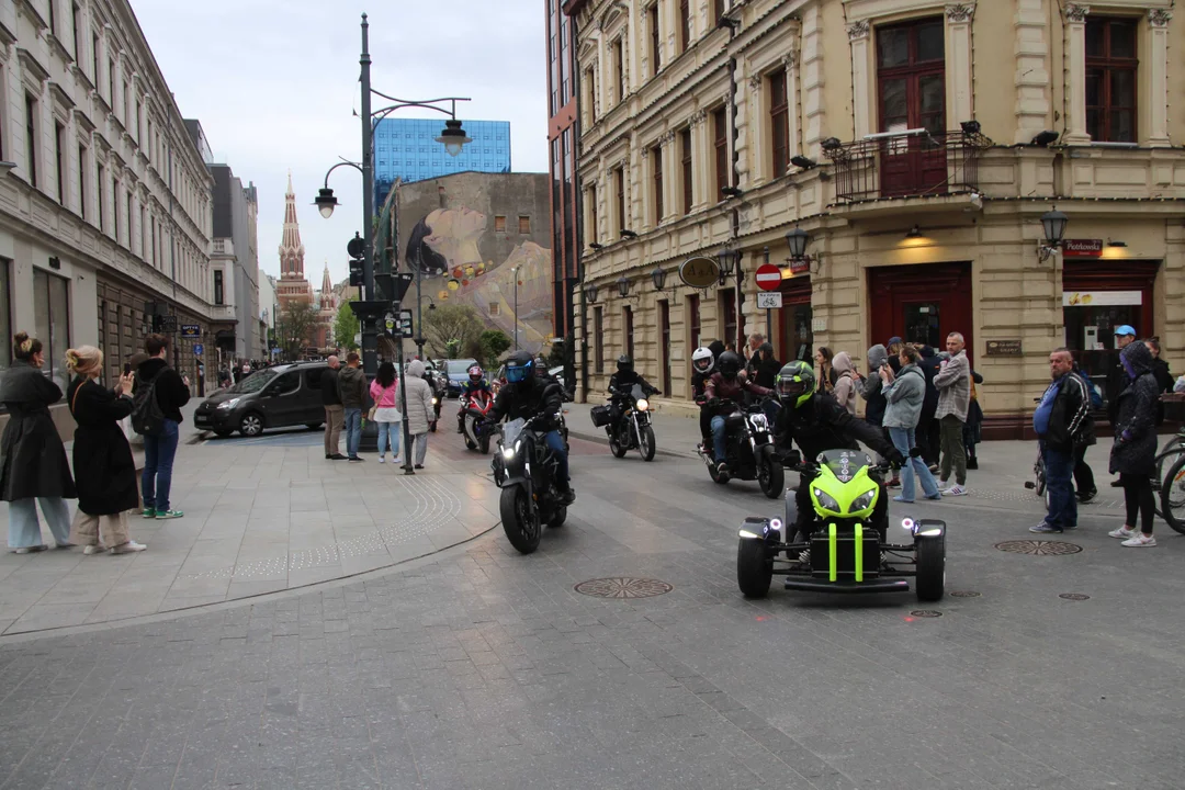 Wielka parada motocyklowa na ulicy Piotrkowskiej w Łodzi