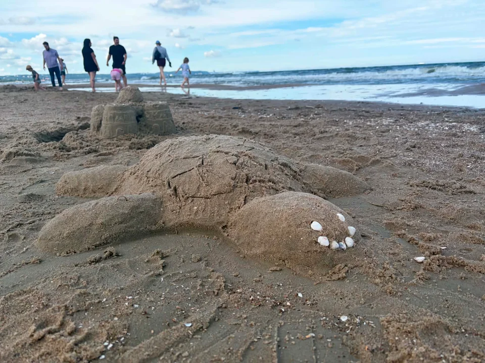 Wiatr nie odstraszył plażowiczów. Tłumy pojawiły się nad Bałtykiem