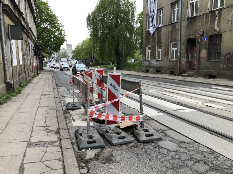 Zapadnięta jezdnia na ul. Franciszkańskiej w Łodzi