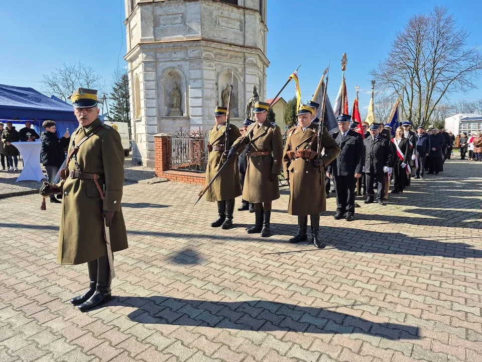 Patriotycznie pod Kutnem. Oddali hołd bohaterom (ZDJĘCIA) - Zdjęcie główne