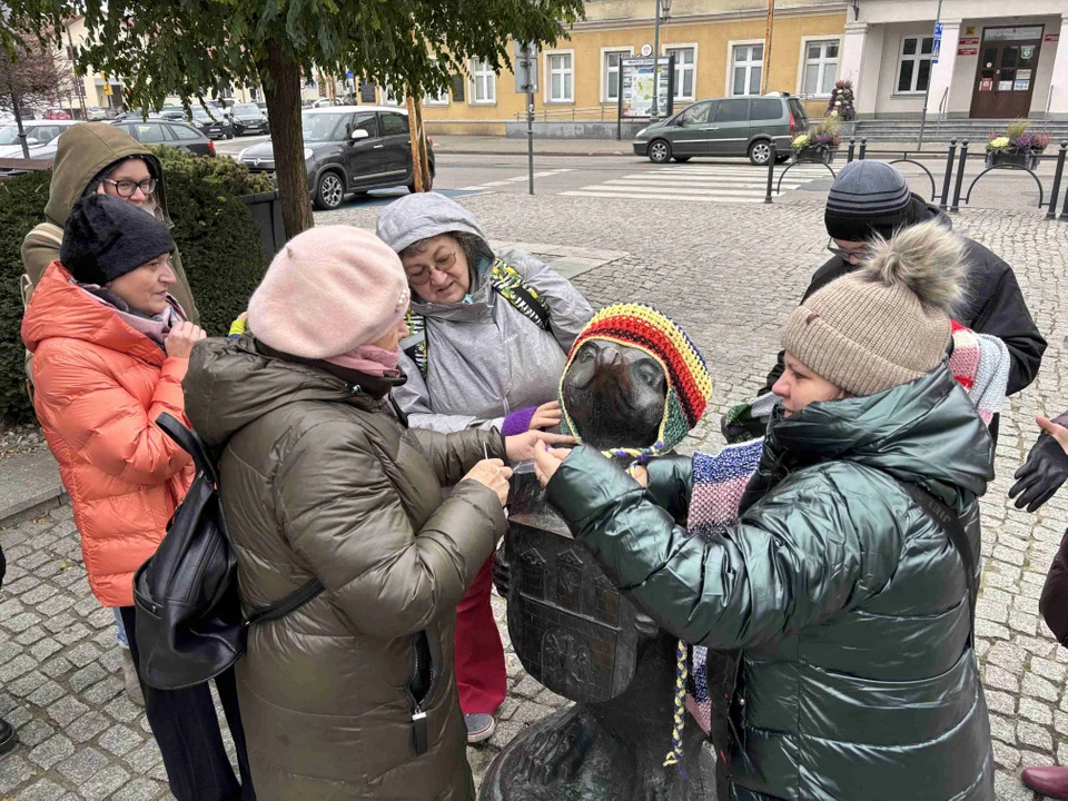 Pomnik w centrum miasta udekorowany przez grupę „Zamontanki”