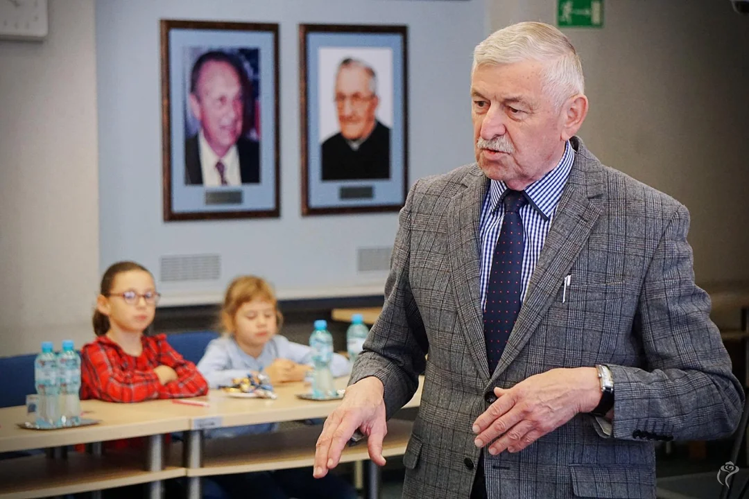 Uczniowie SP nr 2 w Kutnie odwiedziły Urząd Miasta. Spotkały się z prezydentem i strażnikami miejskimi