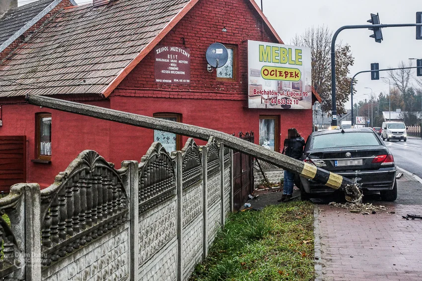 Wypadek w Grocholicach. Ciężarówka zderzyła się z BMW