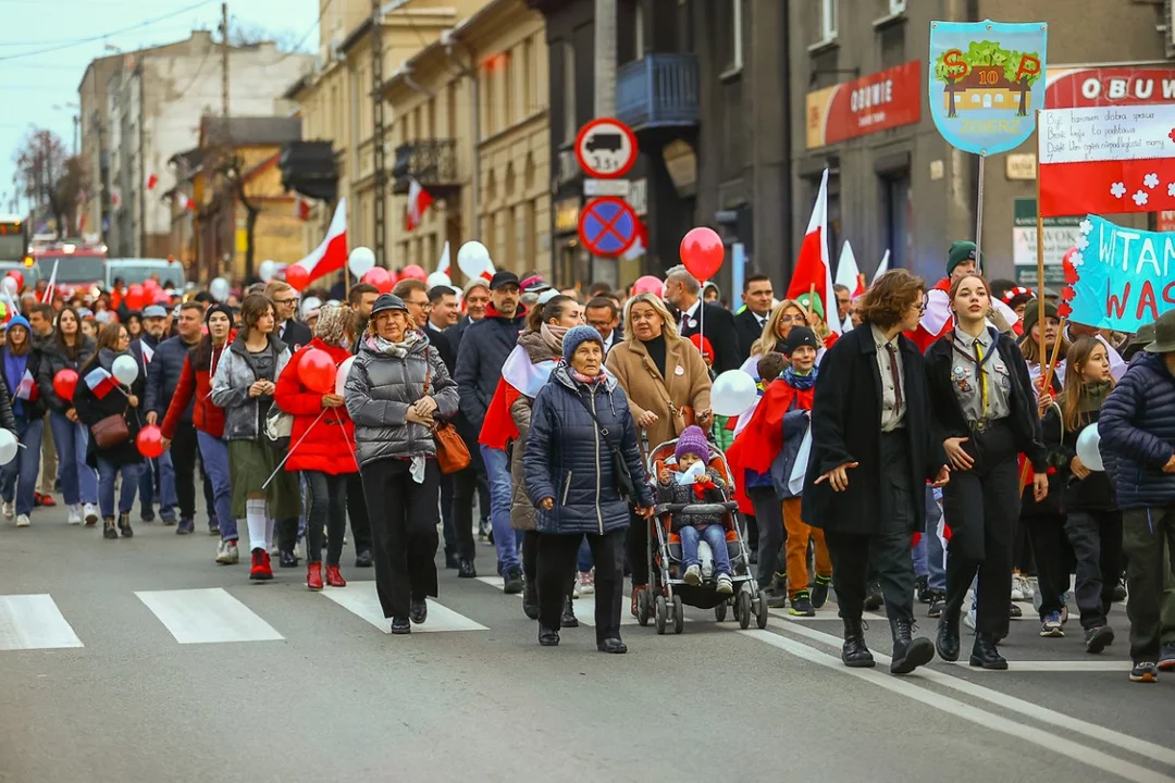 Pochody 11 listopada w Zgierzu. Mieszkańcy tłumnie uczestniczyli w uroczystościach Święta Niepodległości.