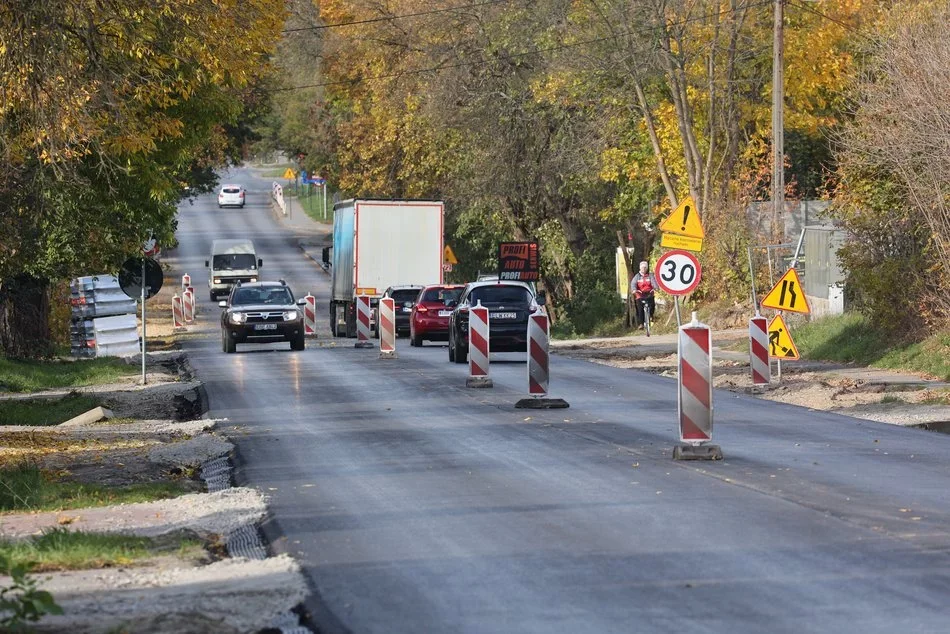 Nowy asfalt na Brzezińskiej w Łodzi