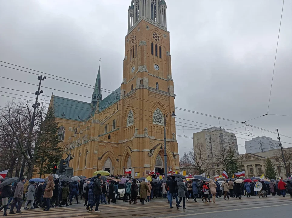 Marsz papieski w Łodzi. Setki łodzian ruszyło ulicami miasta [zdjęcia]