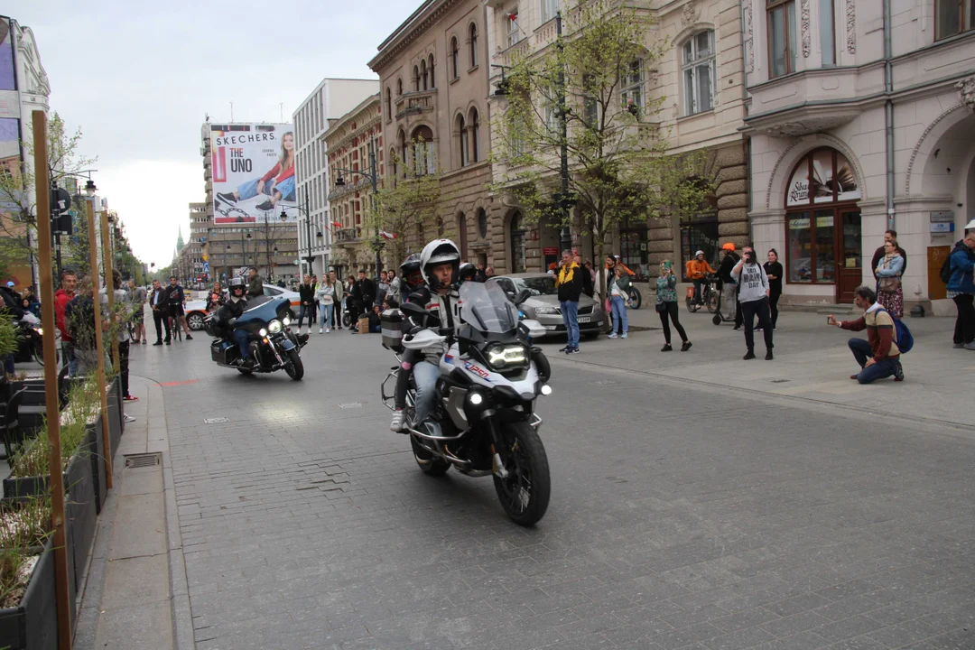 Wielka parada motocyklowa na ulicy Piotrkowskiej w Łodzi