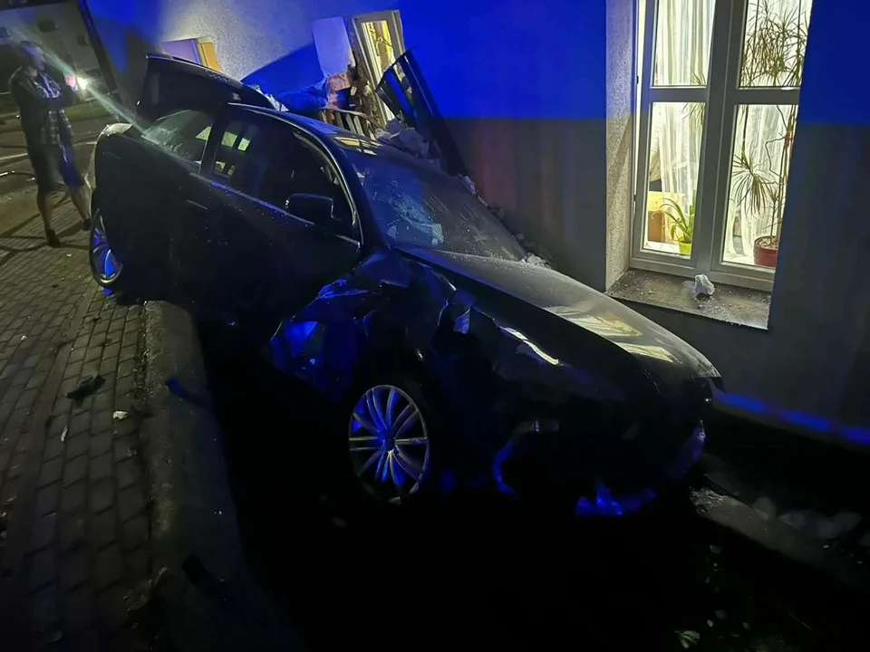 Nocny wypadek w Kościerzynie. Audi A6 przebiło balustradę i uderzyło w budynek