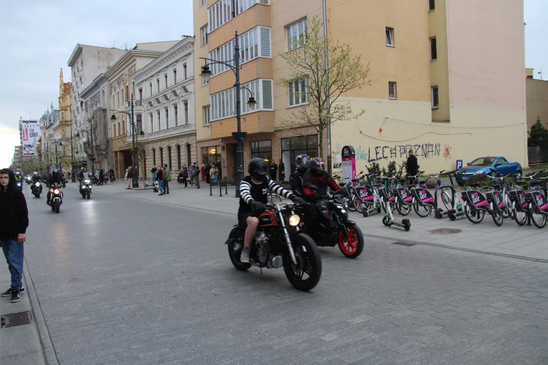 Wielka parada motocyklowa na ulicy Piotrkowskiej w Łodzi