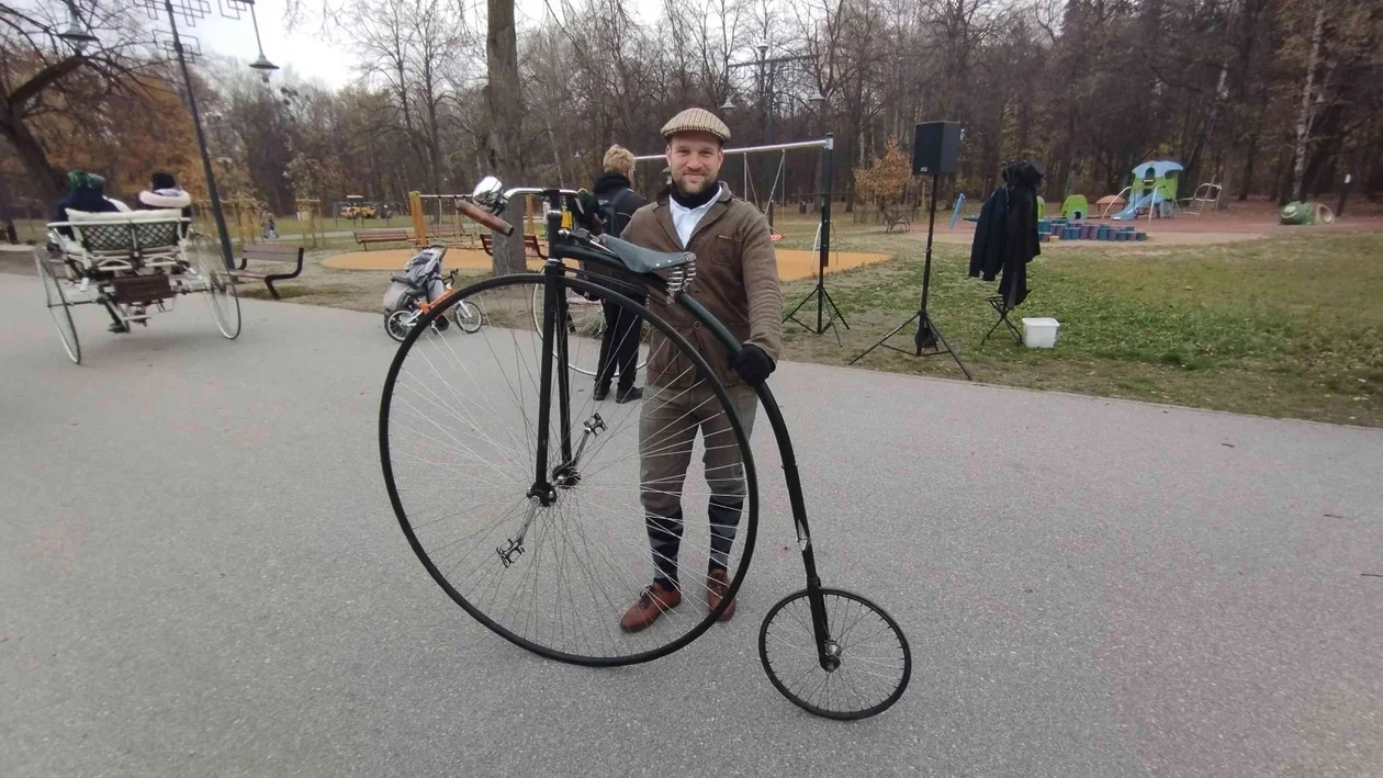 Rowerowy event w parku na Zdrowiu w Łodzi. Można było zobaczyć historyczne jednoślady [ZDJĘCIA] - Zdjęcie główne