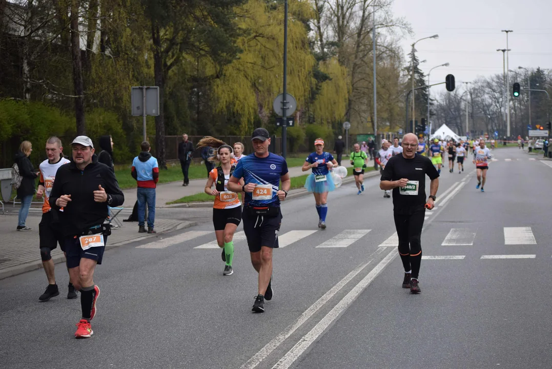 DOZ Maraton ulicami miasta. Zobacz zdjęcia z biegu głównego