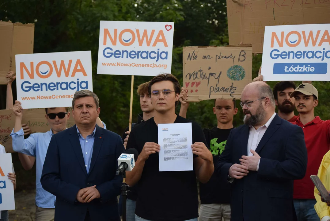 Młodzież przed składowiskiem odpadów chemicznych w Zgierzu