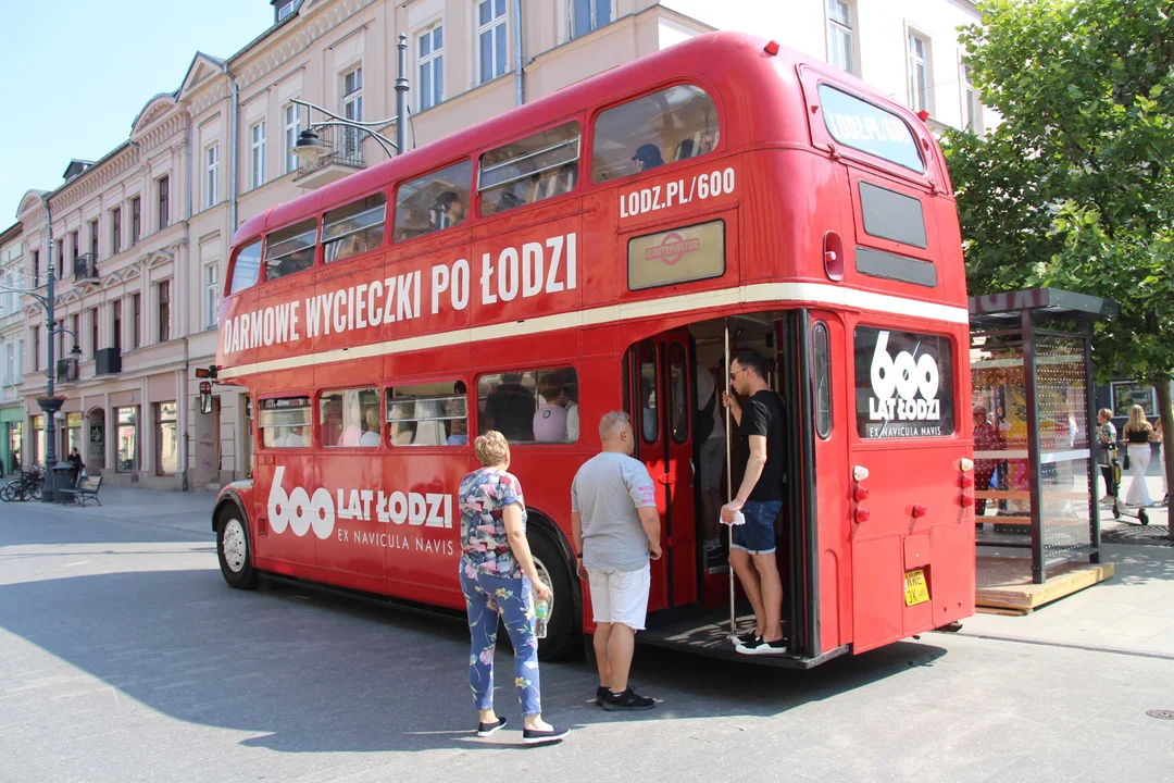 Piętrowy autobus turystyczny przemierza szlakiem łódzkich zabytków