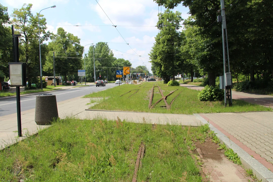 Nieczynne przystanki tramwajowe przy Konstantynowskiej