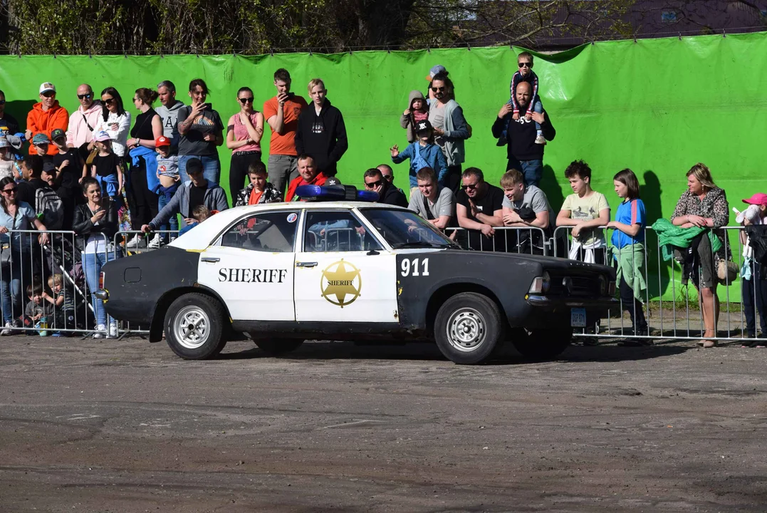 Giganty na czterech kołach zrobiły duże show! Widowiskowy pokaz monster trucków