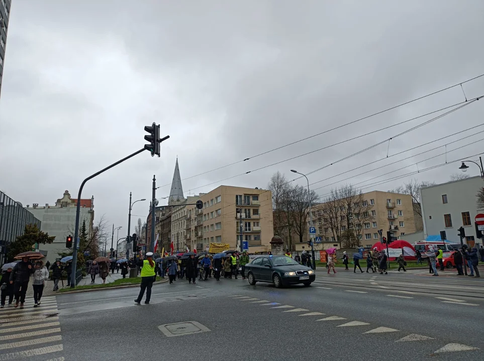 Marsz papieski w Łodzi. Setki łodzian ruszyło ulicami miasta [zdjęcia]