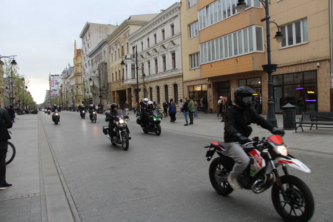 Wielka parada motocyklowa na ulicy Piotrkowskiej w Łodzi