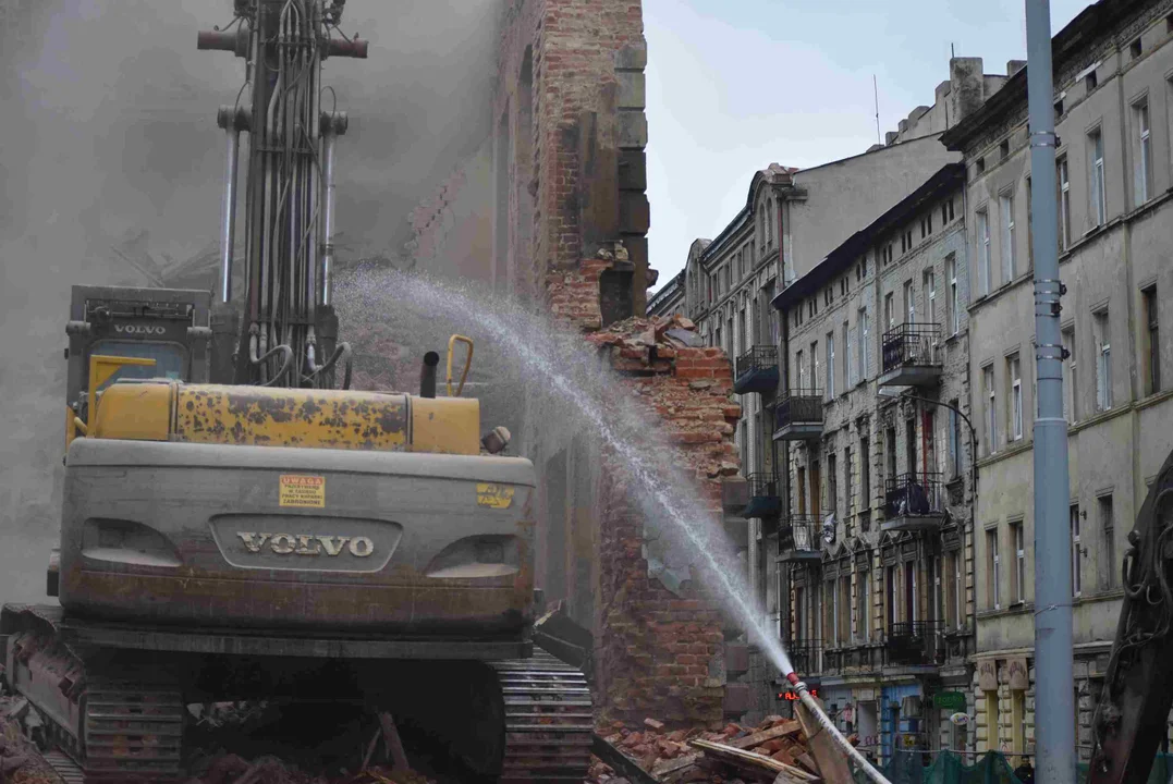 Ogromne kłęby kurzu na Kilińskiego 49. Zobacz najnowsze zdjęcia z placu wyburzania