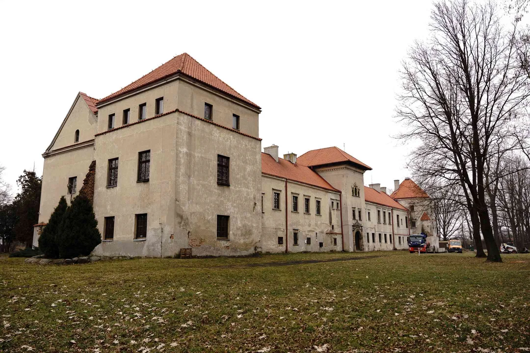 Zamek w Bykach w Łódzkiem do tej pory był zamknięty. Niebawem stanie się wielką atrakcją [ZDJĘCIA] - Zdjęcie główne