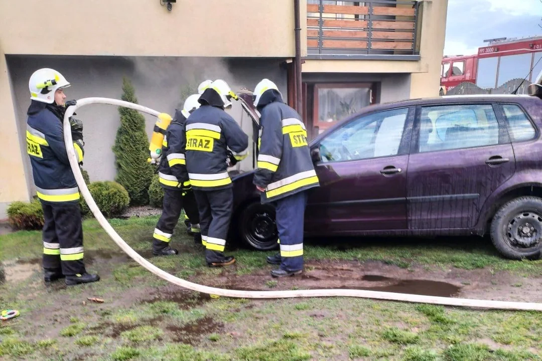 Samochód zapłonął na podwórku. Do akcji wkroczyli… mieszkańcy z wężem ogrodowym [FOTO] - Zdjęcie główne