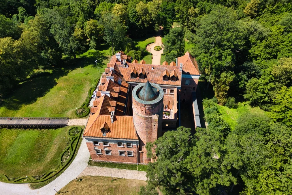 Średniowieczna perła woj. łódzkiego. To jedna z największych atrakcji turystycznych (ZDJĘCIA)