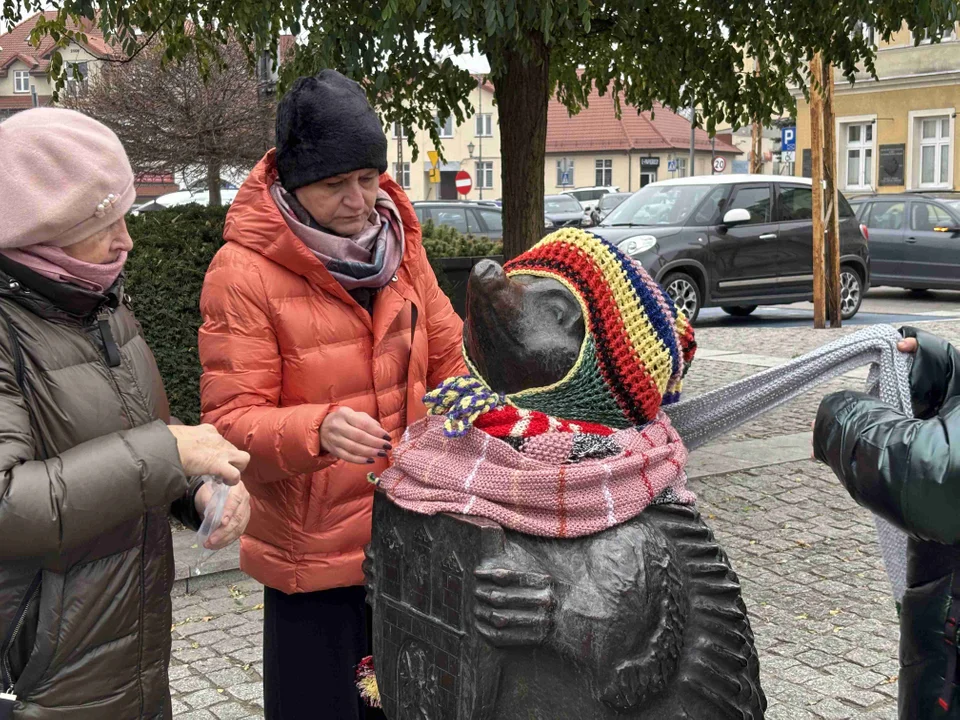 Pomnik w centrum miasta udekorowany przez grupę „Zamontanki”